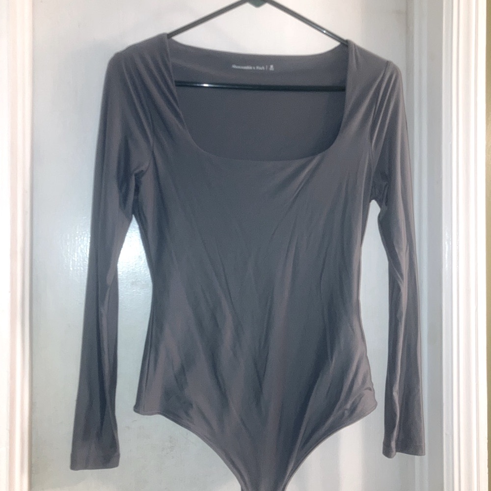 LIKE NEW Abercrombie gray M size long sleeve